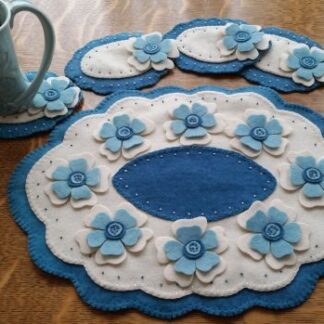 "Blooms of Blue" Candle Mat & Mug Rug Set Wool Kit with Pattern (only available for US customers)